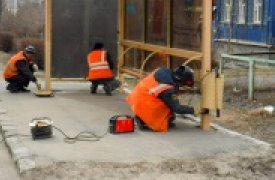 В Туле продолжают устанавливать урны на остановках