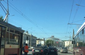 Пролетарский мост в Туле встал в пробке: авария, трамваи стоят