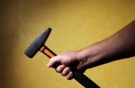 В Ефремове мужчина попытался защитить соседку и получил молотком по голове. Насмерть.