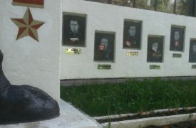 В Тульской области стелу с портретами героев ВОВ заклеили рекламой такси