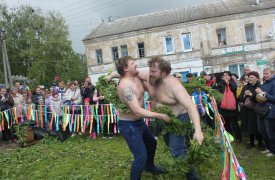 Избили друг друга крапивой и отведали пирожков: фестиваль Крапивы удался!