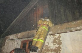 В Арсеньевском районе 9 огнеборцев тушили горящий дом