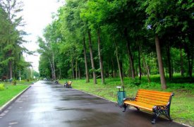 На новой аллее в Центральном парке установили 18 лавочек