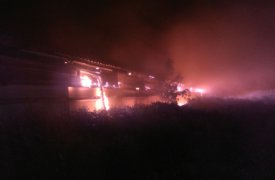 Ночью в Тульской области 10 огнеборцев тушили горящий склад