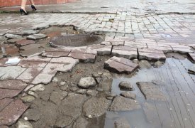 Туляки жалуются на раздолбанную плитку в центре города