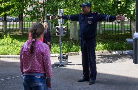 Юных туляков обучают ПДД с помощью мобильного автогородка