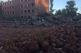 В Скуратово сносят заброшенное училище