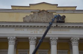 Туляки интересуются, когда восстановят барельеф на здании ДКЖ
