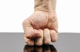 В Донском зять сломал тёще два ребра