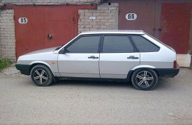 На Косой Горе трое мужчин пытались угнать машину, толкая её вручную