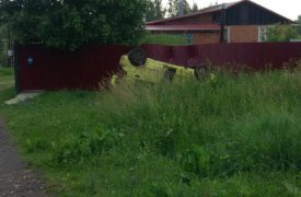 Под Тулой водитель малолитражки не справился с управлением и врезался в забор