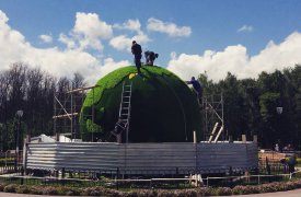 В Центральном парке Тулы устанавливают земной шар