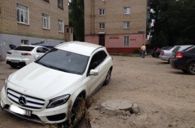 «Мерседес» туляка провалился в канализационный люк