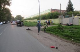 В Тульской области сбитый мотоциклист упал на крышу припаркованного автомобиля и погиб