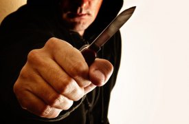 В Новомосковске неизвестный порезал на улице двух женщин