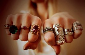 Жительница Ефремова украла из комнаты общежития золотые украшения
