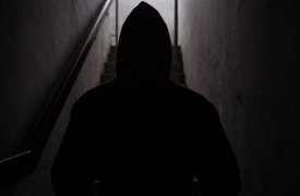 Житель Скуратово стал жертвой грабителя в подъезде собственного дома
