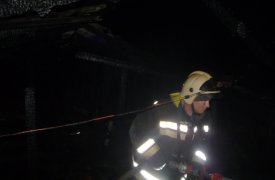 10 в Тульской области тушили горящий дом