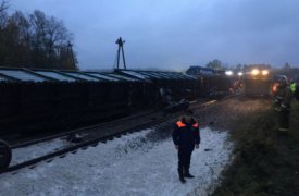В районе крушения поезда объявлен режим чрезвычайного положения