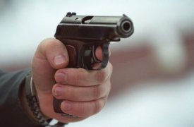 В тульской сети пиццерий посетитель достал пистолет и угрожал застрелить официантку