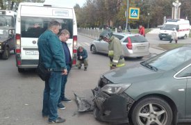 В Туле «Опель» въехал в маршрутку: есть пострадавшие
