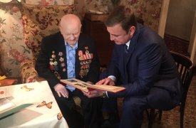 В день празднования 240-летия Прокуратуры России Алексей Дюмин вручил тульскому ветерану медаль «Трудовая доблесть» 2-ой степени