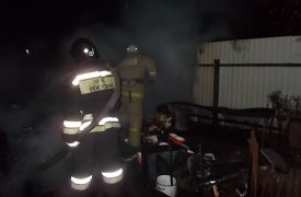 В Тульской области 5 человек тушили пылающую хозпостройку