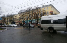 В центре Тулы «Лада Веста» лишилась бампера, въехав в маршрутку