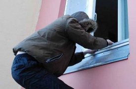 Домушник украл из квартиры тулячки кошелек, телефон и рюкзак