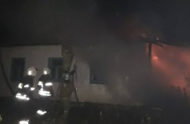 В Тульской области 11 человек тушили горящий дом