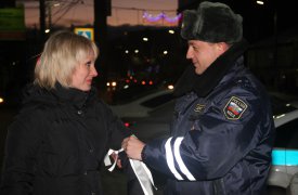 Сотрудники Тульского отдела ГИБДД подарят пешеходам светоотражающие браслеты
