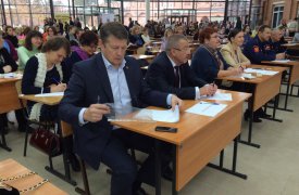 Юрий Андрианов и Евгений Авилов сели за парту для написания этнографического диктанта