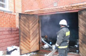 В Богородицке 7 человек тушили полыхающий гараж