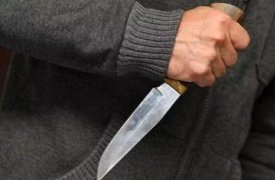 Житель Белева пугал отчима табуретом, а полицейского — ножом