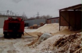 В Алексине 10 пожарных не смогли спасти горящие опилки