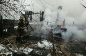 В Новомосковске огонь спалил жилой дом