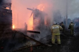 В тульском посёлке Плеханово полыхает жилой дом