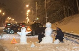 В ожидании сотрудников ГАИ участники ДТП слепили снеговиков