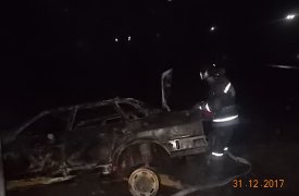 В Тульской области припаркованный «ВАЗ» вспыхнул, словно новогодний фейерверк