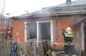 В Узловой 12 человек тушили нежилое здание