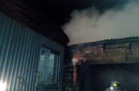 Поздним вечером в Туле 10 пожарных тушили нежилое здание