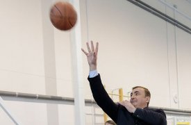 Алексей Дюмин сыграл в баскетбол в новом ФОКе поселка Шатск