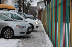 Тульские родители возмущены: территорию вокруг детского сада превратили в парковку