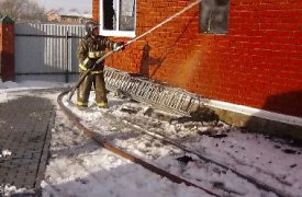 В тульской деревне Кончинка 8 пожарных тушили кирпичный дом
