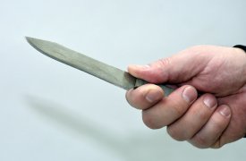 В тульскую парикмахерскую ворвался мужчина, вооружённый ножами