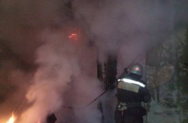 В Ефремове пожарные больше получаса тушили деревянный дом, но тщетно