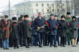 Алексей Дюмин принял участие в церемонии возложения цветов к памятнику героическим защитникам Тулы