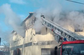 В Туле пожарные почти полтора часа тушили горящее здание на ул. Галкина