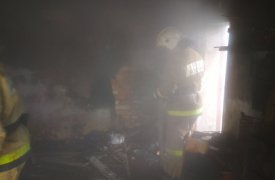 В Смородино 6 человек тушили горящий гараж