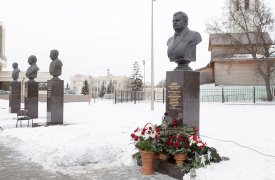 У Тульского музея оружия открыли бюст выдающемуся оружейнику Евгению Сабинину